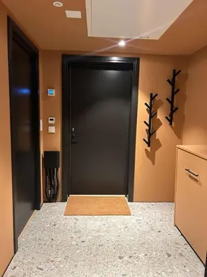 a hallway with a black door in a room at Ski-in ski-out - Hemsedal Fjellandsbyen in Hemsedal