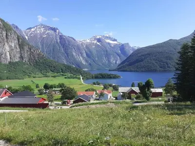 a small town with a lake and mountains at Jovollstua i Eresfjord med båt til leie in Øverås