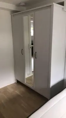 an empty room with a door and a mirror at Trondheim sentrum, Lade - Nyhavna, gratis parkering in Trondheim