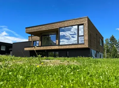 a house on a hill with green grass at Unik funkisbolig leies ut til ski-VM in Lund