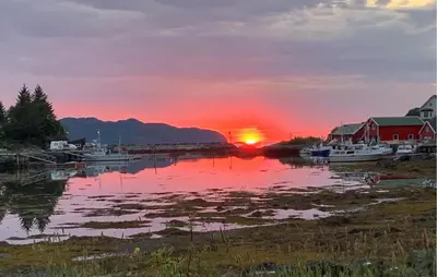a sunset over a body of water with boats at 4 Bedroom Nice Home In Deknepollen in Måløy