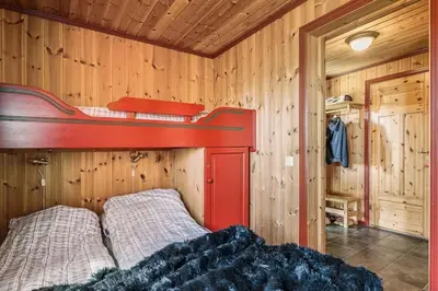 a bedroom with a red bunk bed in a cabin at Leilighet sentralt i Trysil in Hovi