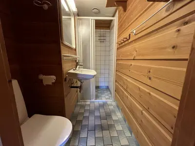 a bathroom with a toilet and a sink at Koselig Sentral Eldre Hytte Med Peis in Beitostøl