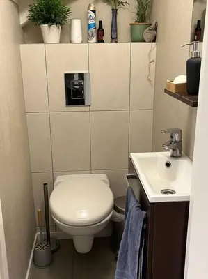 a small bathroom with a toilet and a sink at Eget rom og bad med delt kjøkken, 15 minutter fra Trondheim in Malvik