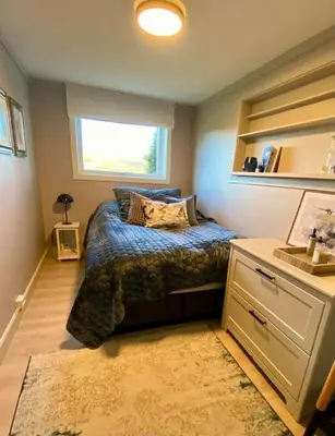 a small bedroom with a bed and a window at Leilighet i enebolig in Fagernes