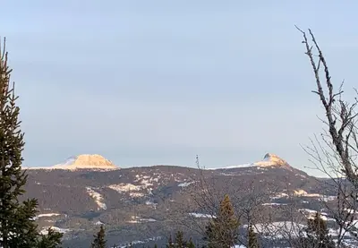 a view of two mountains with snow on them at Leilighet i enebolig in Fagernes