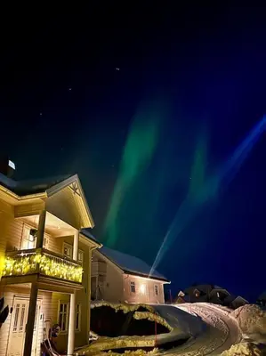 a house with the northern lights in the sky at NY og moderne studioleilighet med elbil lading in Gjøvik