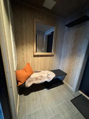 a small room with a couch and a mirror at Mosetertoppen Skistadion - Hafjell Ski Resort in Hafjell