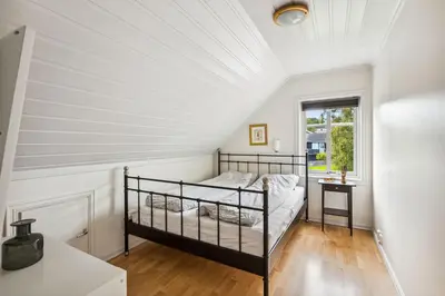 a bedroom with a bed and a window at Sentral enebolig til utleie under Ski VM 2025 in Trondheim