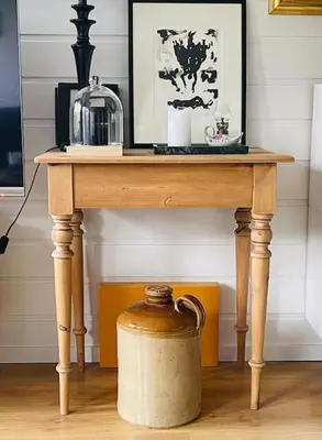 a table with a tea kettle on top of it at Rekkehus til leie for ski-VM 2025! I nærheten av VM-arenaen! in Trondheim