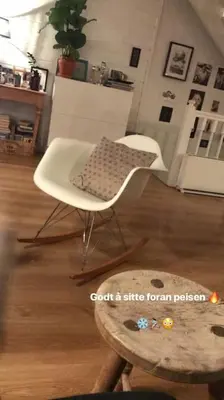 a living room with a white chair and a table at Rekkehus til leie for ski-VM 2025! I nærheten av VM-arenaen! in Trondheim