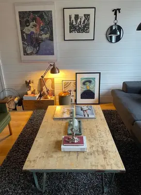 a living room with a coffee table and a couch at Rekkehus til leie for ski-VM 2025! I nærheten av VM-arenaen! in Trondheim