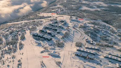 an aerial view of a ski resort in the snow at Koselig hytte sentralt på Norefjell, ski in & out in Surteberg