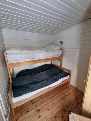 a couple of bunk beds in a small room at Koselig hytte sentralt på Norefjell, ski in & out in Surteberg