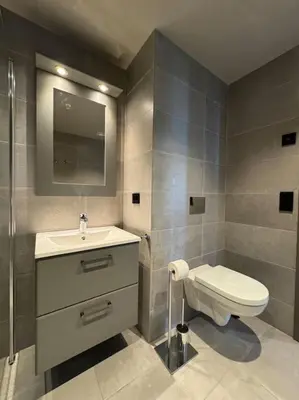 a bathroom with a toilet and a sink at Riddertunets stilfulle in Beitostøl