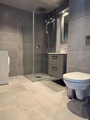 a bathroom with a shower and a toilet and a sink at Riddertunets stilfulle in Beitostøl