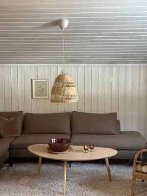 a living room with a couch and a table at Pen hytte nær Ål in Liagardane