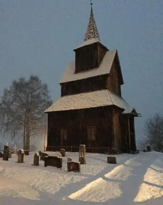 a large wooden church with snow on the roof at Pen hytte nær Ål in Liagardane