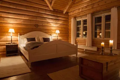 a bedroom with a bed in a wooden room at Phillipshaugen Lodge in Øksendalsøra