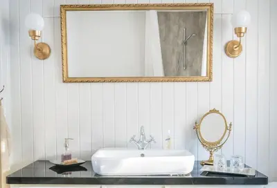 a bathroom with a sink and a mirror at Unikt gårdshus - Gamlestua in Vestre Gausdal