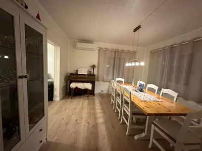 a dining room with a table and chairs and a piano at Koselig feriehus med jacuzzi i Nordre Osen, kun 40 minutter fra Trysil skianlegg in Åmot