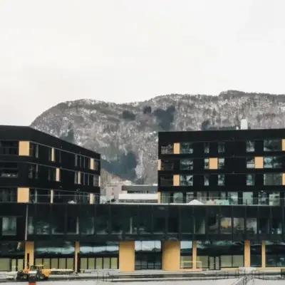 Toppleilighet på elvekanten med to romslige soverom