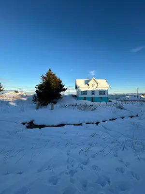 a house in the snow in a field at Øyperlen in Hernar