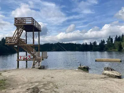 a lifeguard tower on the shore of a lake at Hytta Kalven in Lunner