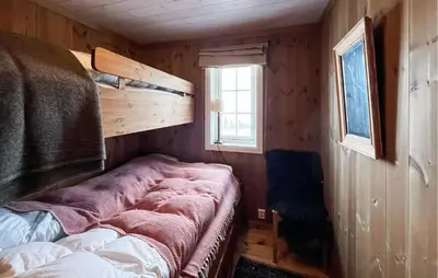 a small room with a bed and a window at Fantastisk Hytte På Lenningen in Etnedal