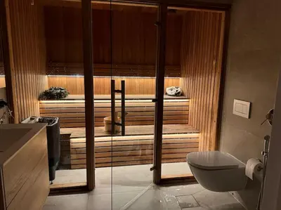 a bathroom with a shower with a toilet in it at Skogshytte på Skreia in Brattlia