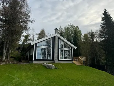 a small house on top of a grassy hill at Skogshytte på Skreia in Brattlia