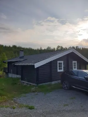 a house with a car parked in front of it at Koselig hytte på Beito in Beitostøl