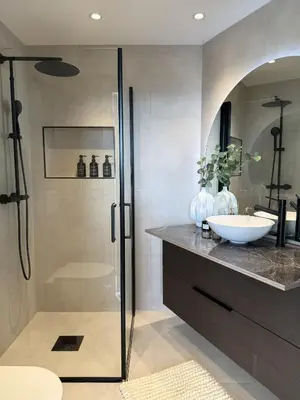 a bathroom with a glass shower and a sink at 3-roms leilighet i hjertet av Sandviken in Bergen