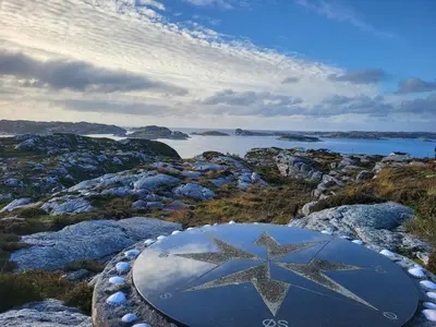 a star sign sitting on top of a rock field at Stor hytte med fantastisk utsikt in Vikso