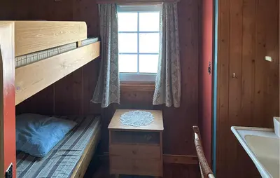 a small room with a bunk bed and a table at Lovely Home In Sjusjøen With Wifi in Sjusjøen