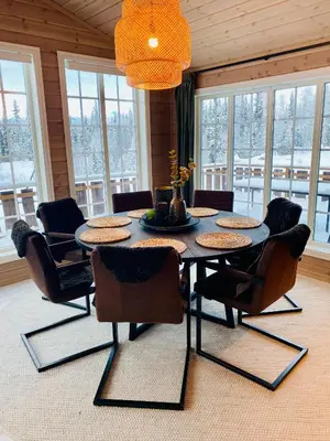 a dining room with a table and chairs at Beitobygda Getaway ,Nature And Luxury in Beitostøl