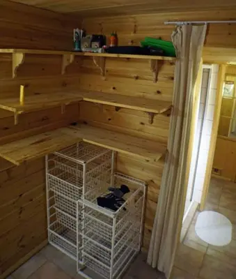 a room with a bird cage in a wooden wall at Cozy cabin centrally located in Hovden in Hovden