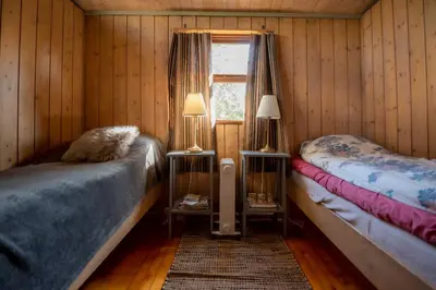 a room with two beds and a window and two lamps at Trysilfjellet Sør 17 in Trysil