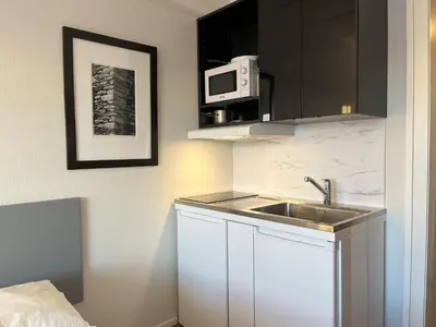 a kitchen with a sink and a microwave at Bitihorn fjelltind in Beitostøl