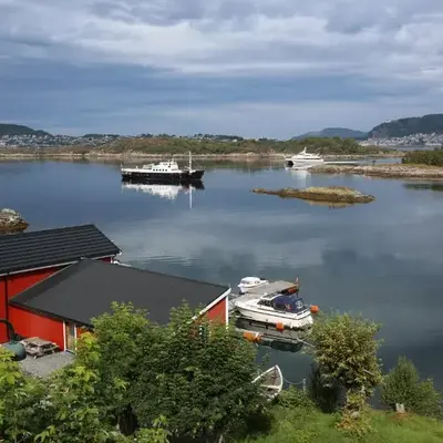 Eget hus i sjøkanten ved fjorden