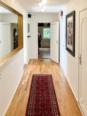 a hallway with a red rug on a wooden floor at FourGotten in Sel