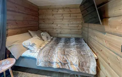 a bedroom with a bed in a log cabin at Amazing Home In Øyer With Wifi in Øyer