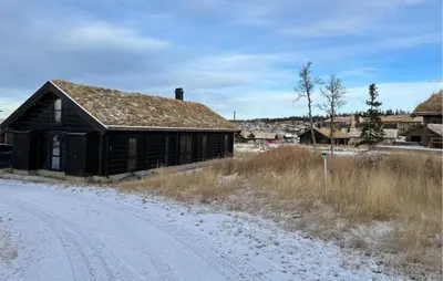an old building on the side of a dirt road at Amazing Home In Øyer With Wifi in Øyer