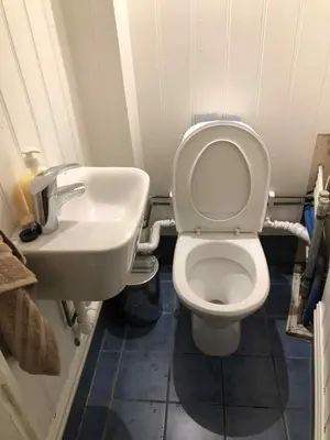a small bathroom with a toilet and a sink at Trondhjemsvegen in Gjøvik