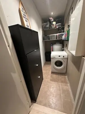 a small laundry room with a washer and dryer at Ny leilighet med eget treningsstudio under ski-vm i Trondheim in Fannrem