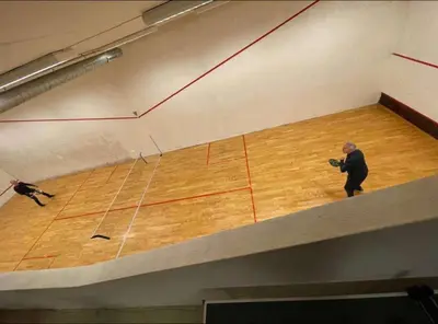 a man taking a picture of a basketball court at Ny leilighet med eget treningsstudio under ski-vm i Trondheim in Fannrem