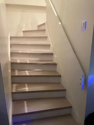 a staircase with wooden steps in a house at Feriebolig sentralt og nærme Ski VM in Tiller