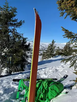 a pair of skis and a green bag in the snow at Cozy Ambiance And Trails At Skeikampen in Svingvoll