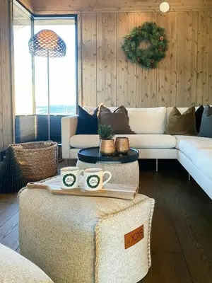 a living room with a couch and a table at Ski Inski Out-Hytte I Hafjell Med Udsigt in Øyer