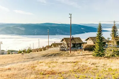 a house on the top of a hill with a view at Ski Inski Out-Hytte I Hafjell Med Udsigt in Øyer